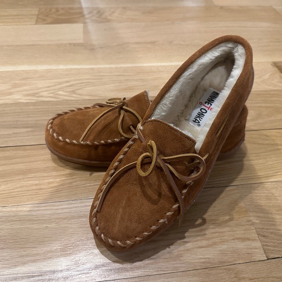 Minnetonka Men's Pile Lined Hardsole Moccasin Suede Slippers Brown Size 9 - Picture 1 of 5